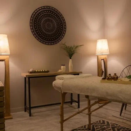 فندق Crystal Waters