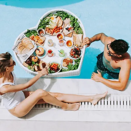 Crystal Waters فندق