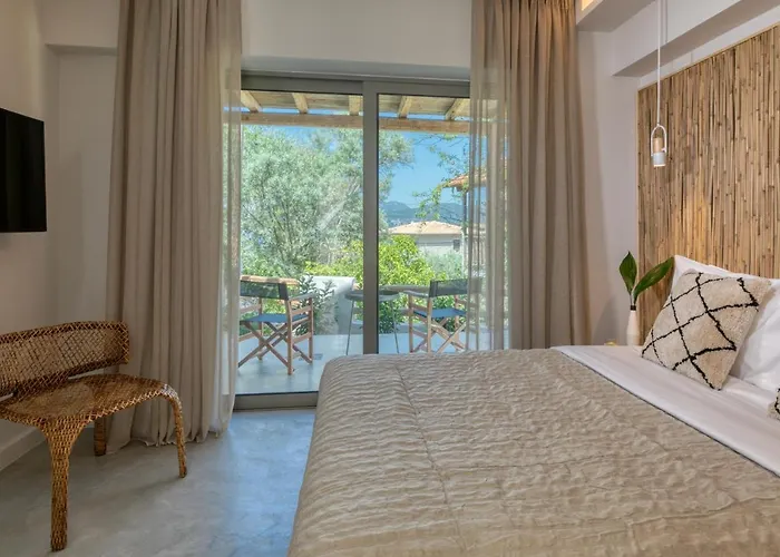 Crystal Waters Hotel 4*