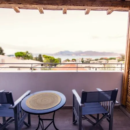 Crystal Waters Отель Никиана