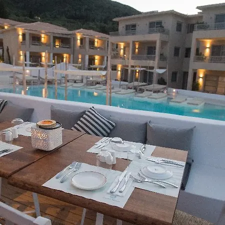 Crystal Waters Отель