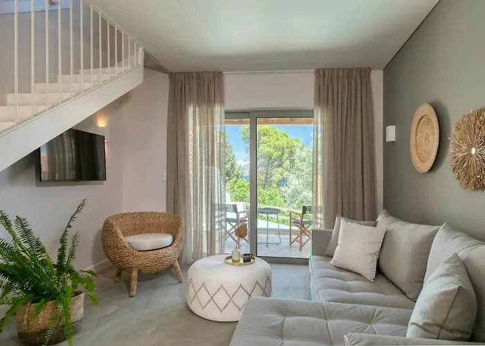 Hotel Crystal Waters Nikiana